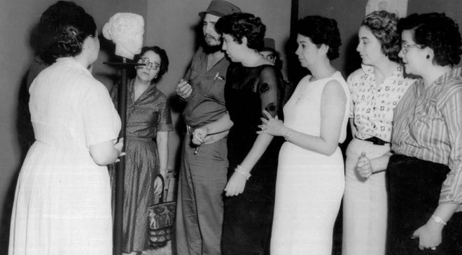 El comandante Fidel Castro visita Bellas Artes en 1959. A su izquierda, la Dra. Vicentina Antuña y a su derecha Rita Longa. En el extremo derecho, Adelaida de Juan.