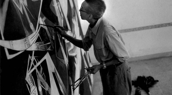 Luc Chessex, fotógrafo suizo que trabajó en varios medios de prensa cubanos, captó esta imagen de Wifredo Lam mientras pintaba El Tercer Mundo, dentro del recinto del Museo.