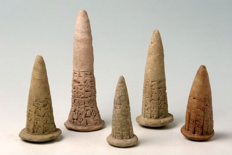 Anónimo, Conos y clavos de fundación con escritura cuneiforme. Sumerio., 2200
