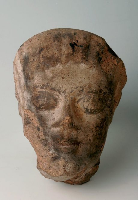 Anónimo, Acrotera en forma de cabeza de mujer