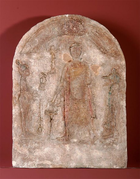 Anónimo, Estela funeraria con figura de hombre entre Osiris y Anubis