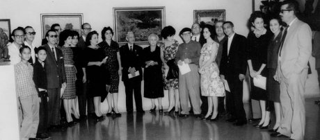 Inauguración de la exposición Cincuenta años de pintura y escultura cubana con motivo del cincuentenario del Museo. Al centro, Antonio Rodríguez Morey y señora.