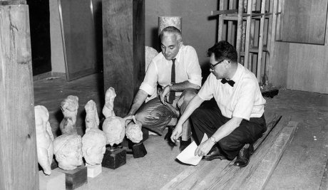El Conde de Lagunillas (izquierda) organizando piezas de su colección junto al Dr. Francisco Prat Puig, asesor de la sala de Arte Antiguo.