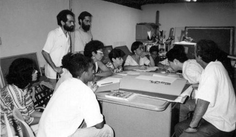 Una reunión de trabajo interdisciplinario entre curadores, restauradores y conservadores.