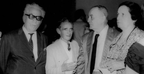 Víctor Manuel, artista del mes en 1964, en la inauguración junto a Juan Marinello (izquierda) y Joseﬁna Vidaurreta. fotógrafo Julio López Berestein