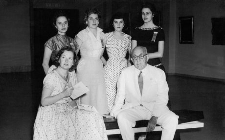 Julio Lobo, uno de los más importantes coleccionistas cubanos y miembro del Patronato, junto a su esposa y a un grupo de guías del Museo en 1957