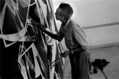 Luc Chessex, fotógrafo suizo que trabajó en varios medios de prensa cubanos, captó esta imagen de Wifredo Lam mientras pintaba El Tercer Mundo, dentro del recinto del Museo.