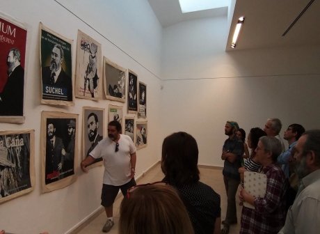 Toirac explicando al público del Museo las obras de su muestra Ars Longa, 2019