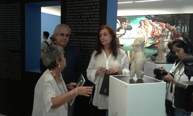 De izquierda a derecha Dra. María Castro, cocuradora de la exposición, Jorge Ferrnández, director del Museo Nacional de Bellas Artes y la Embajadora de Grecia en Cuba, Excma. Sra. Stella Bezirtzoglu