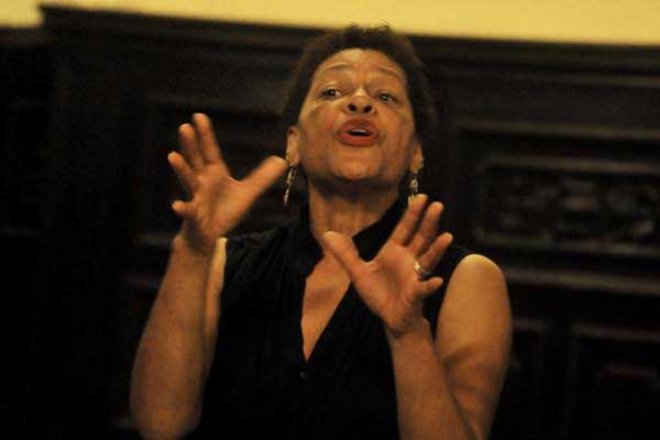 Intercambia Carrie Mae Weems con público en Bellas Artes  