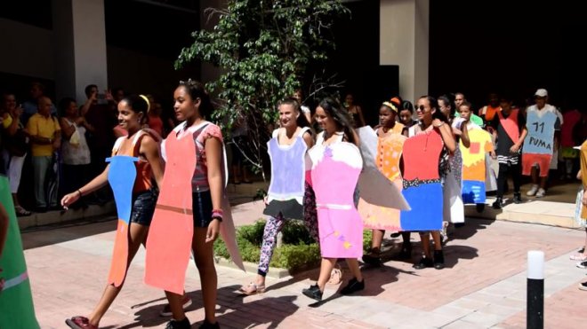 Formas y colores diversos en ámbito de celebración