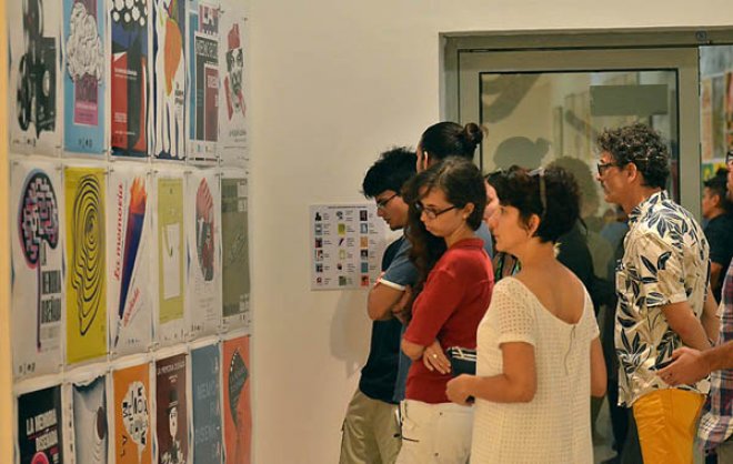Público asistente a la inauguración de la exposición La memoria diseñada. Carteles ICAIC 1960-2017