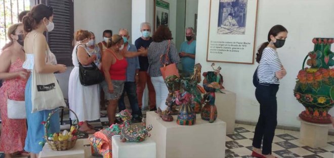 Especialistas del MNBA en la visita al Museo Municipal de San Miguel del Padrón