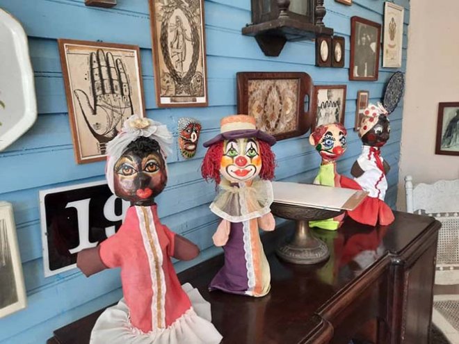 Títeres en papier maché producidos en los talleres que dirigió Antonia Eiriz. 