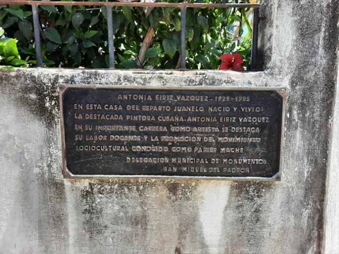 Tarja en memoria a Antonia Eiriz en su casa natal de Pasaje Segundo en el barrio del Juanelo