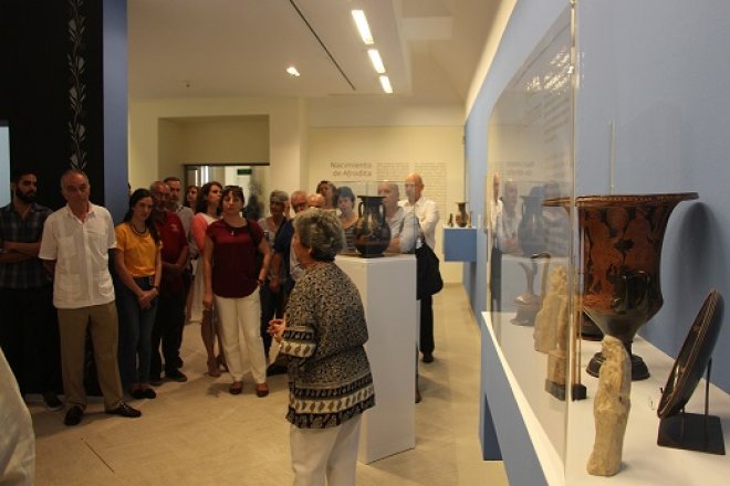 Visita de embajadores de la Uni{on Europea a la exposición ¨Afrodita Gnidia: El desnudo femenino en la escultura griega de la Antigüedad¨ 