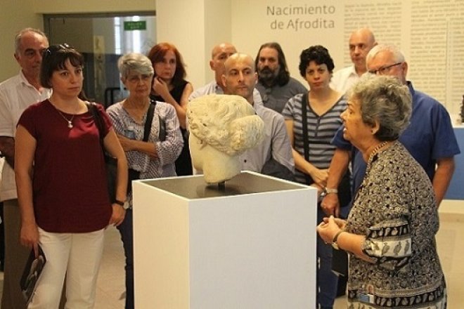 Visita de embajadores de la Uni{on Europea a la exposición ¨Afrodita Gnidia: El desnudo femenino en la escultura griega de la Antigüedad¨ 