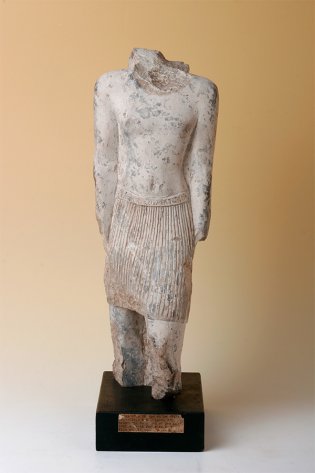 Anónimo, Estatua sin cabeza de Iry-Iry.Hijo de Kap-Ef-Ha Montu y Nesi Jondu, 250
