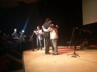 Abel Prieto y Choco se abrazan, tran entrega del Premio