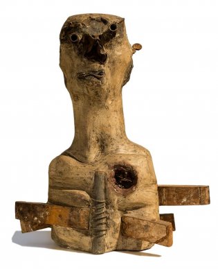 Orfilio Urquiola Fernández “El herido” Piedra, hierro, madera; 56.8 x 45.7 x 21.8 cm