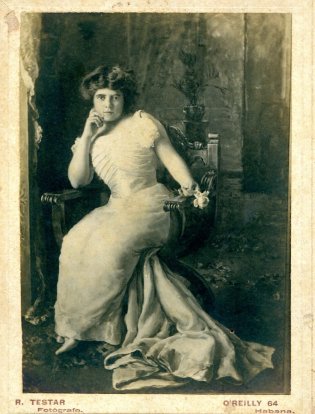 Nace Dulce María Borrero y Piedra de Juan 